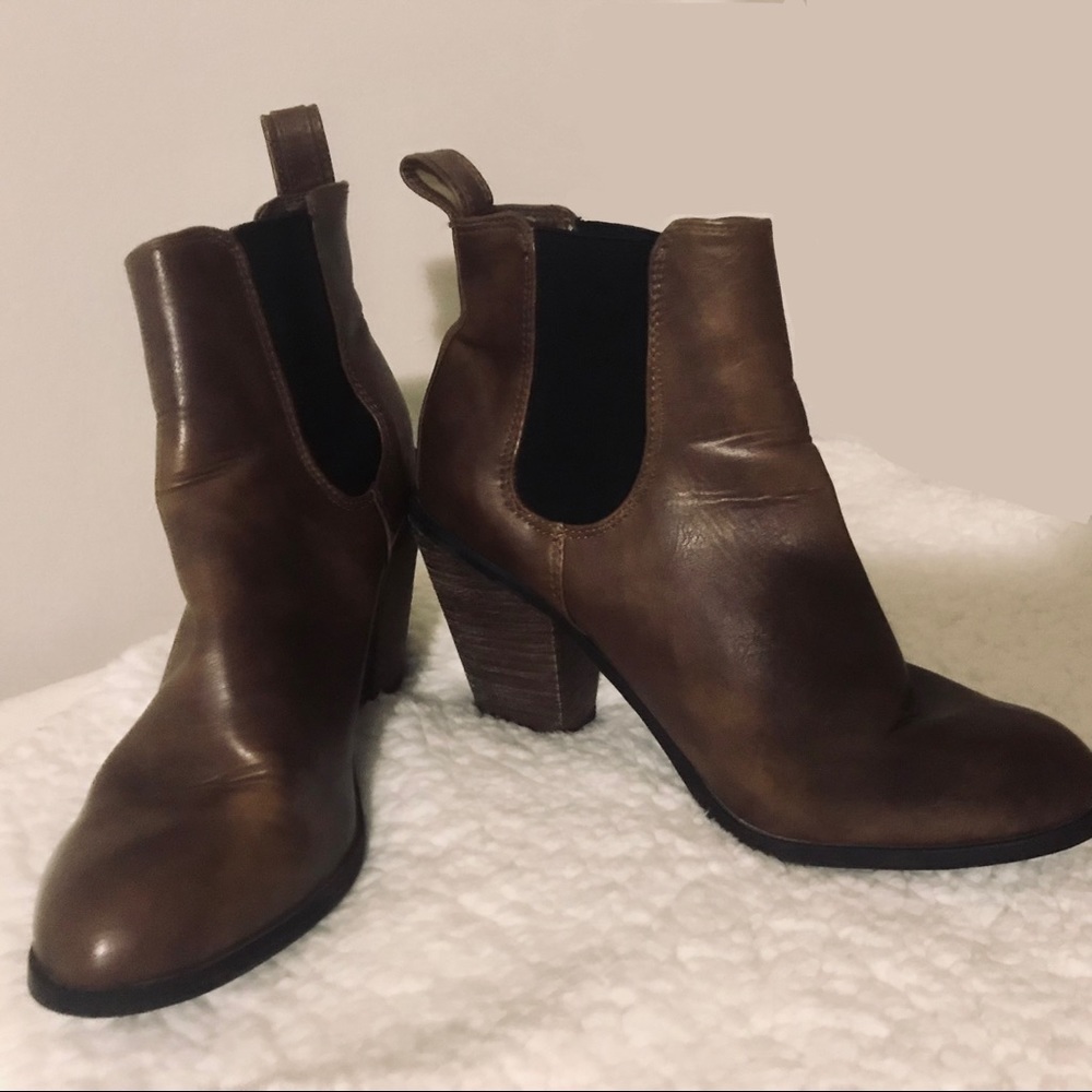 Cato’s heeled booties with stretch panels size 9